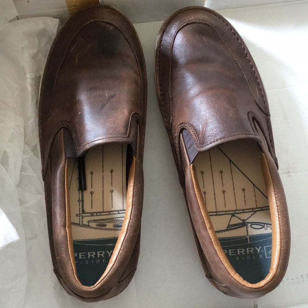 Dark brown men’s Sperry’s